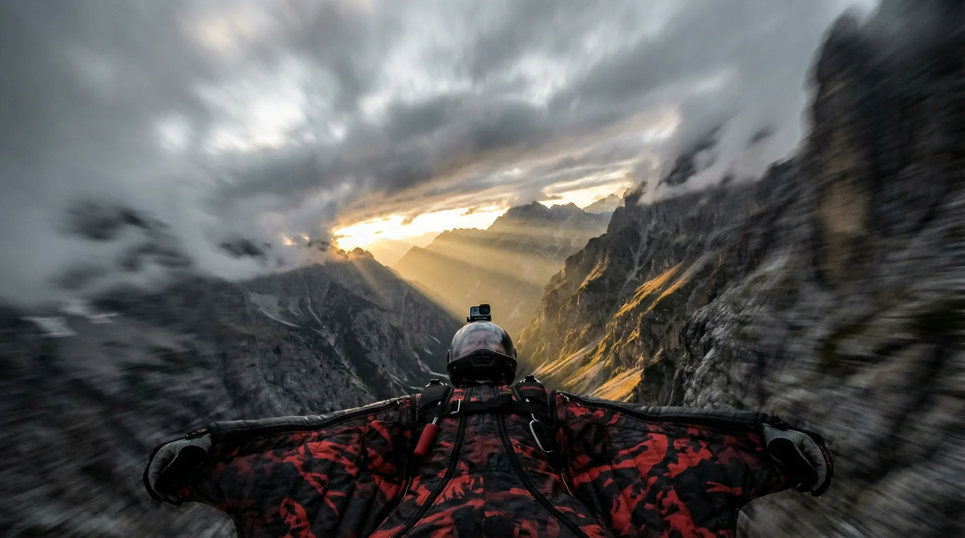 翼装飞行穿越山谷 - 打飞机 独家视角